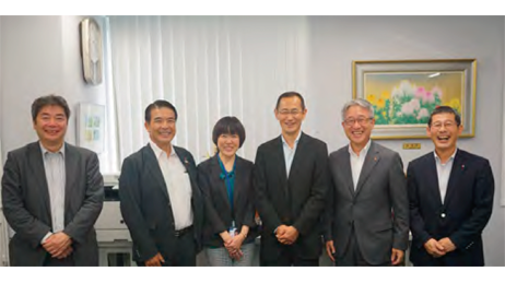 Ajinomoto Co. Visits Professor Shinya Yamanaka (3rd from right)
